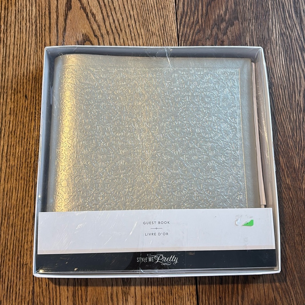 NWT Style Me Pretty Embossed Guest Boom